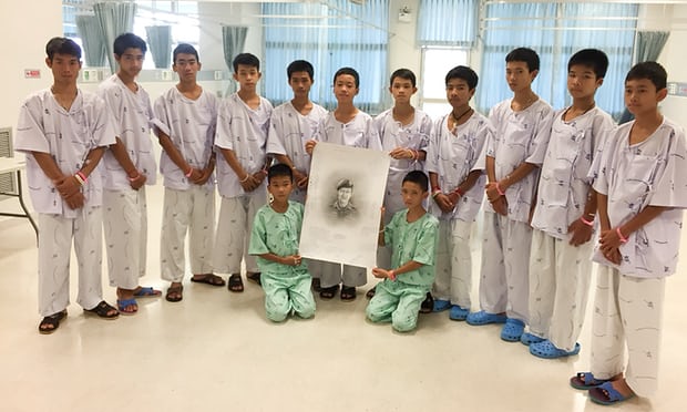 Vì sao đội bóng thiếu niên xuất viện sớm một ngày, trả lời họp báo ngay lập tức?